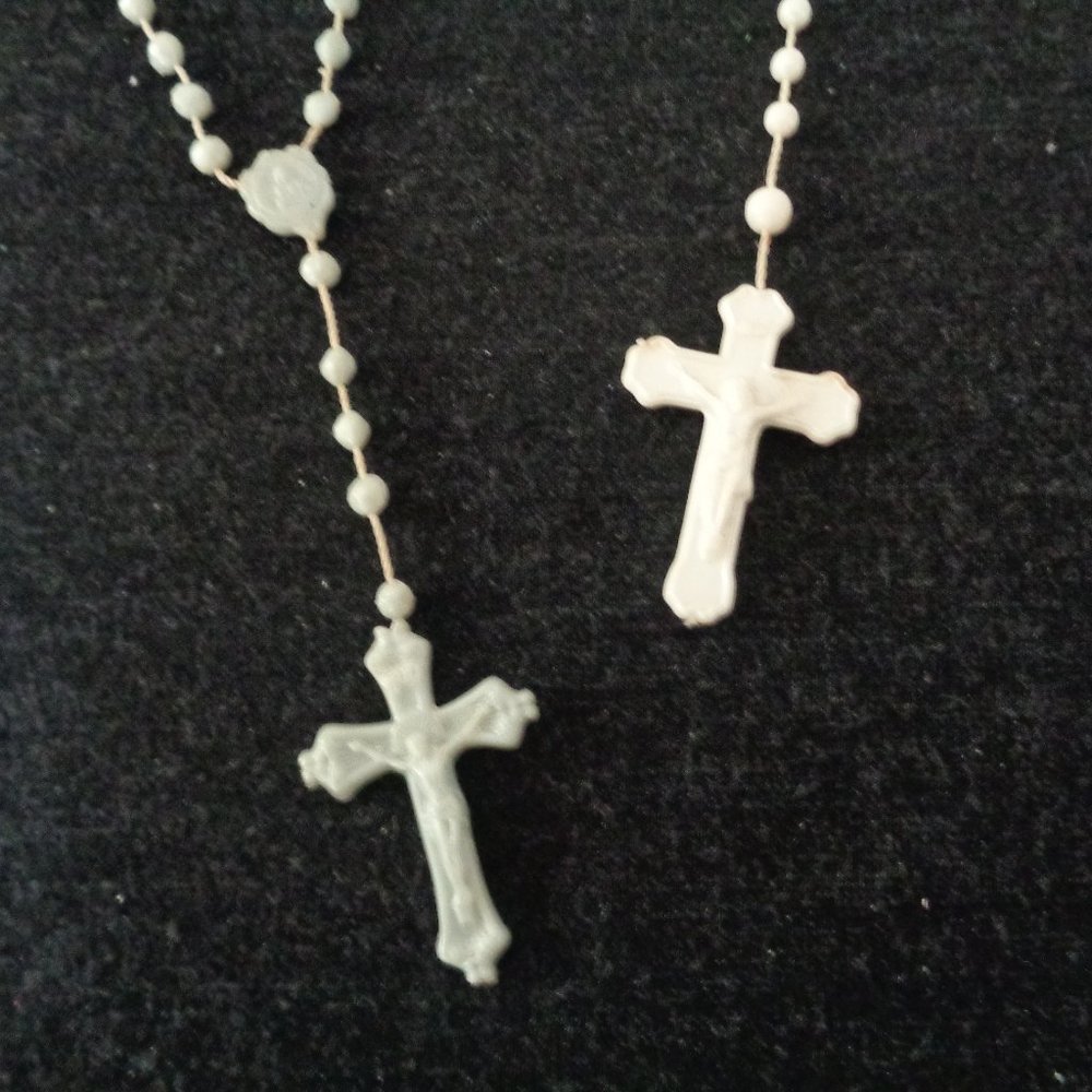 VINTAGE PLASTIC CATHOLIC ROSARYS - Picture 4 of 5